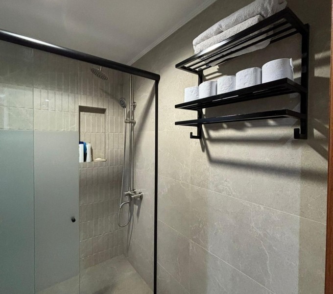 Moderna casa en alquiler y venta sobre Montoya, La Barra a 2 cuadras del mar.